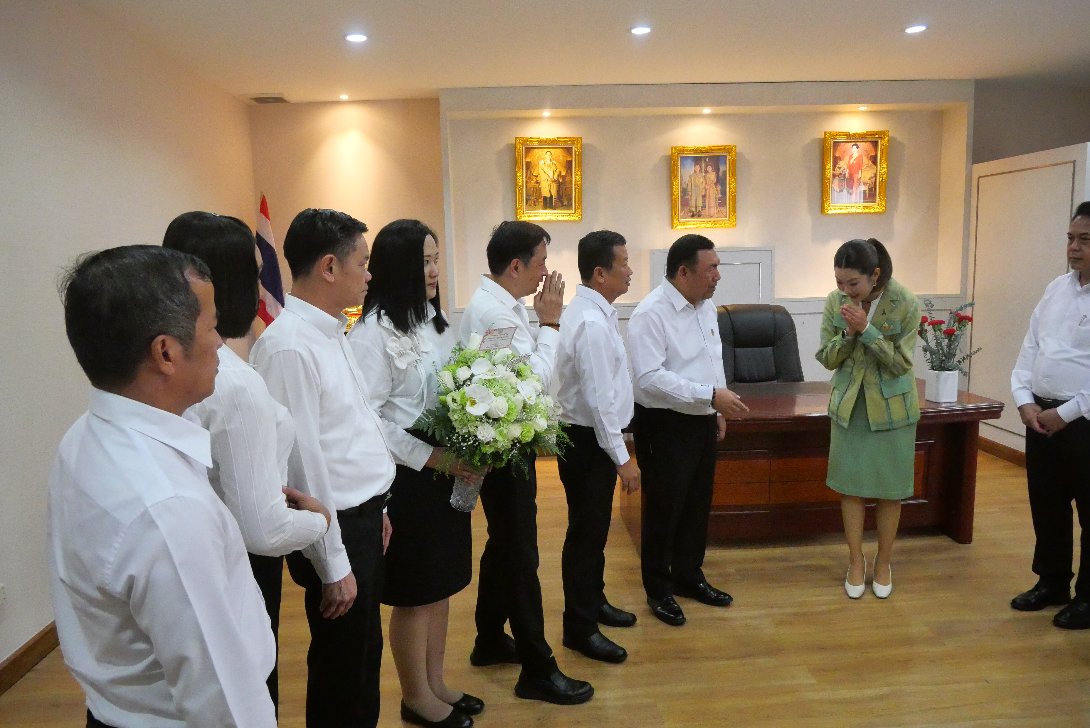 title - คณะผู้บริหาร ส.ป.ก. ร่วมแสดงความยินดีในโอกาสเข้ารับตำแหน่งของรัฐมนตรีว่าการกระทรวงเกษตรและสหกรณ์ และรัฐมนตรีช่วยว่าการกระทรวงเกษตรและสหกรณ์ 